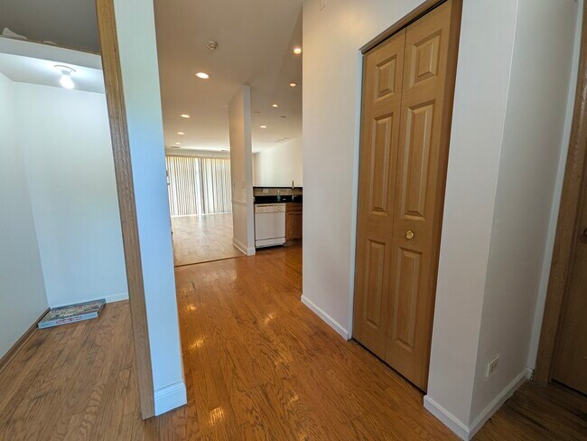 Building Photo - 2542 Golf Ridge Cir