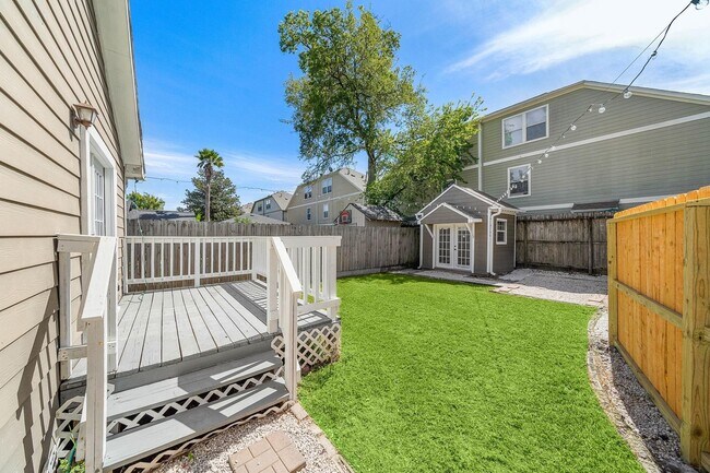 Building Photo - 1327 Idylwild St