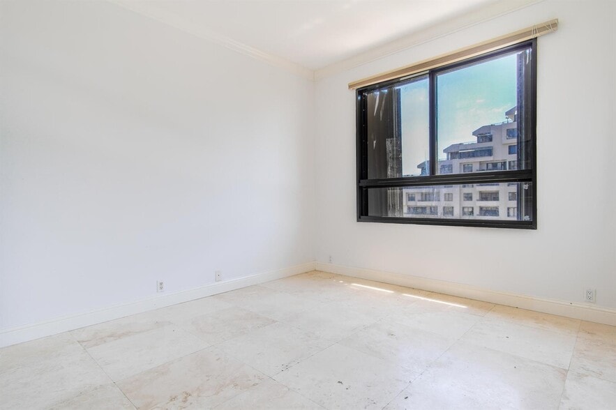 Building Photo - 251 Crandon Blvd
