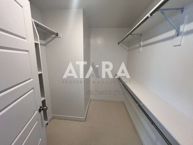 Building Photo - 1754 Oakwood Ln