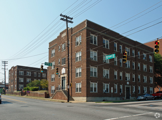 Primary Photo - Gray Court Apartments