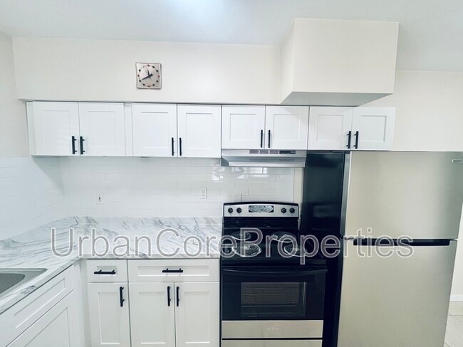 Building Photo - 115 7th Ave N