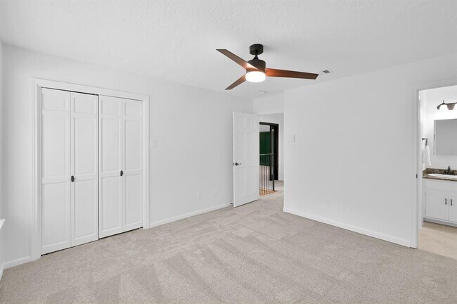 Building Photo - 35 Fernglen Dr