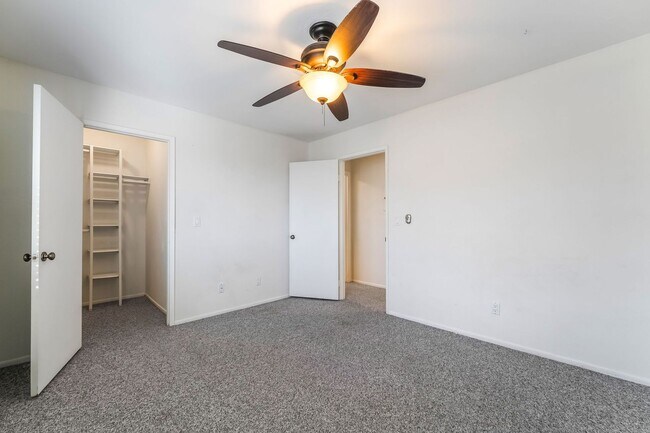 Building Photo - Immaculate two story townhome style condo ...