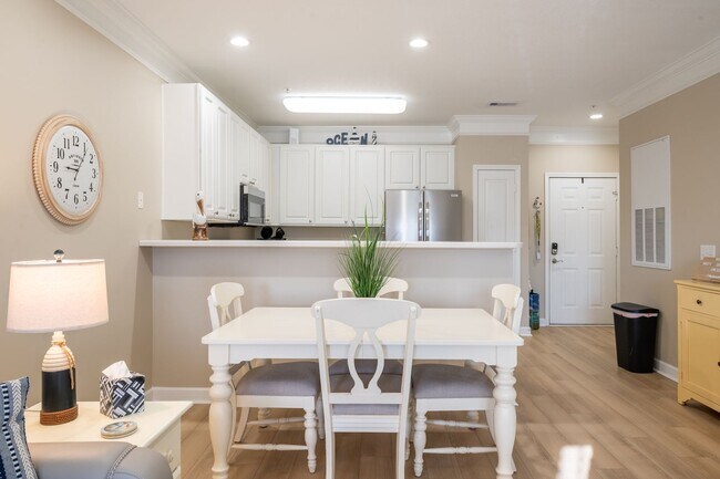 Building Photo - CALLING ALL GOLF ENTHUSIASTS!!! PERFECT OFF-SEASON RENTAL AWAITS YOU.