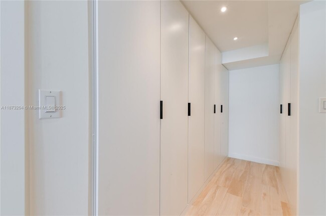 Building Photo - 1420 Brickell Bay Dr