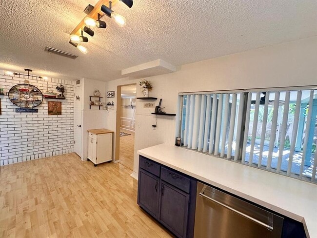 Building Photo - 12215 Meadowbrook Ln