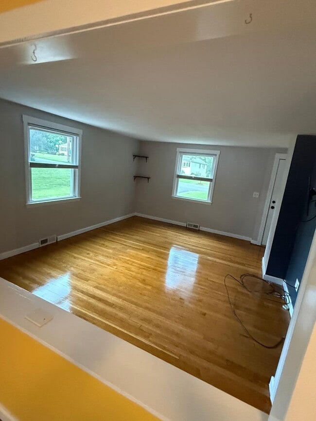 Building Photo - 3 Bedroom-Single Family Home