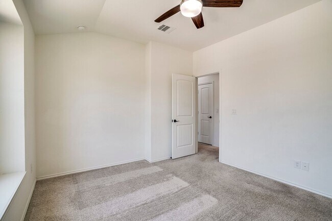 Building Photo - 516 Ayinger Ln