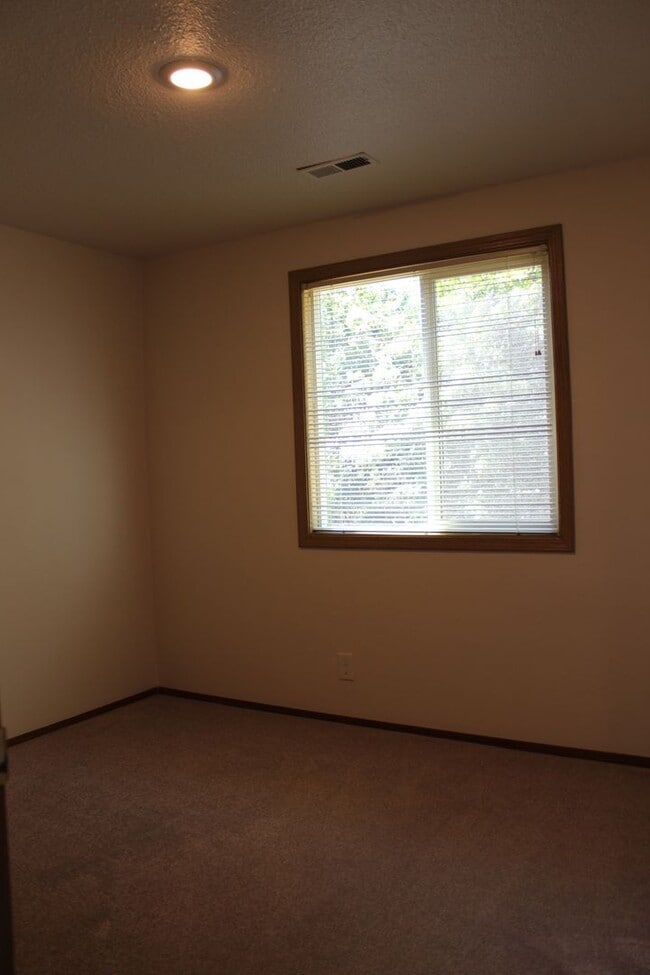 Building Photo - Four bedroom, two bath family home on quie...