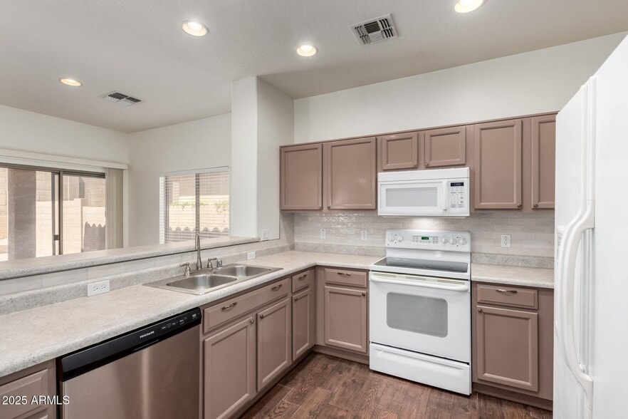 Building Photo - 2556 W Amber Sun Dr
