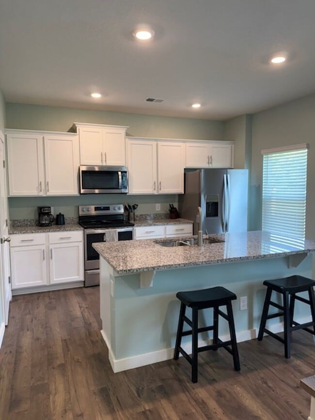 Building Photo - **PRICE IMPROVEMENT** LIKE-NEW GORGEOUS SI...