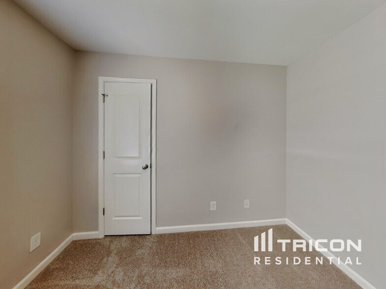Building Photo - 131 Drewsbury Dr