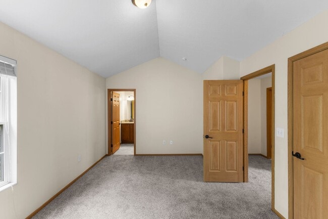 Building Photo - Modern 2-Bed Townhome with Vaulted Master & Private Deck – Prime Columbus Location!