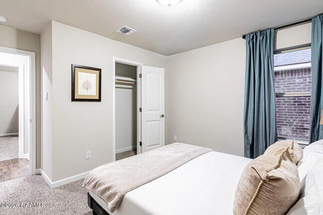 Building Photo - 125 Lake Ridge Dr