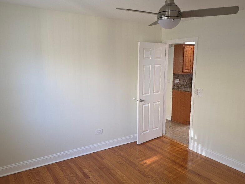 Building Photo - 826 E Capri Dr