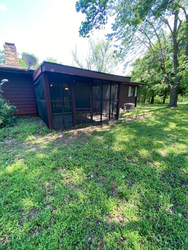 Building Photo - Country Living! Cute 2 bedroom 1 bath home...