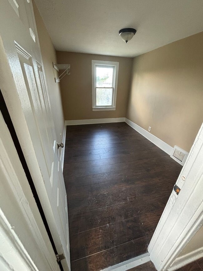Building Photo - Section 8 welcome, 3 bedrooms 1 Bath. Spac...