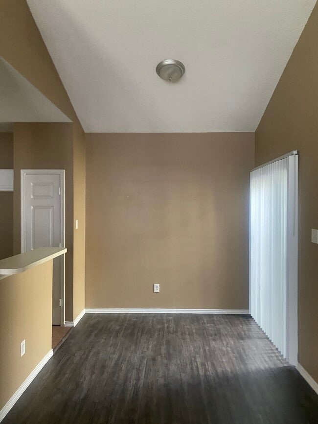 Building Photo - 1133 Southpointe Dr