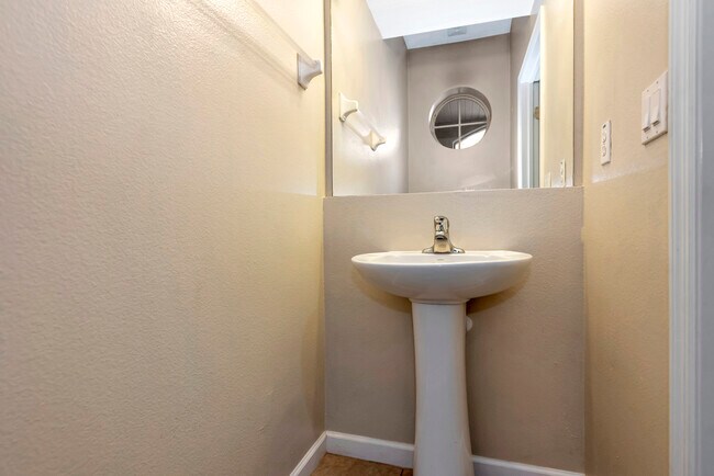 Building Photo - 253 Catriona Dr