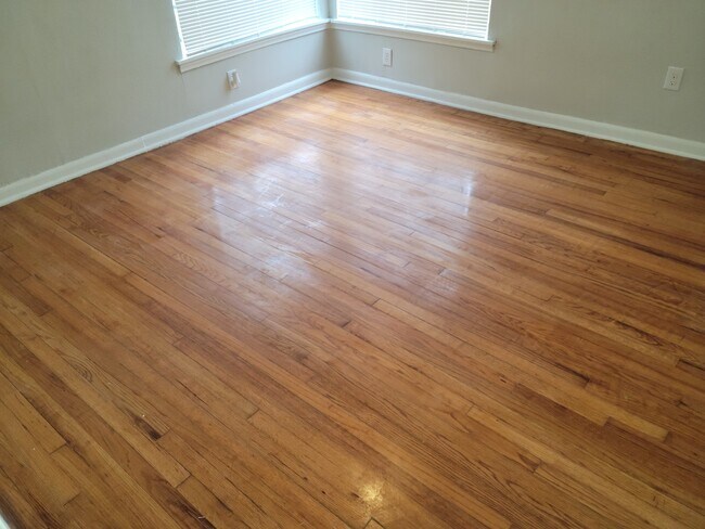 Building Photo - 1528 Steves Ave