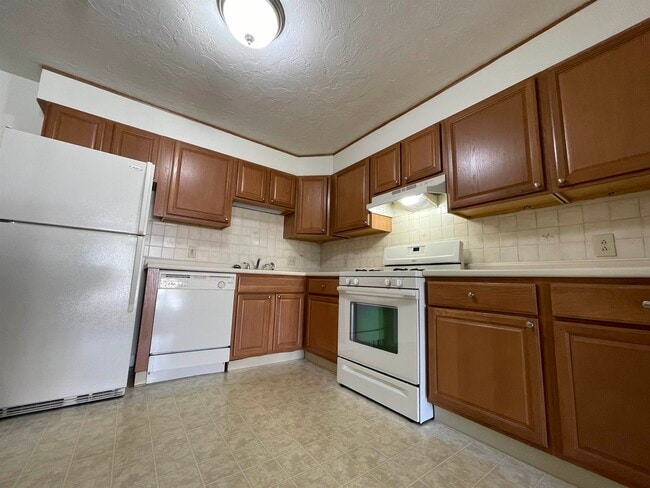 Building Photo - 385 Huse Rd