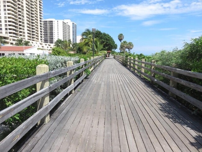 Building Photo - 2457 Collins Ave