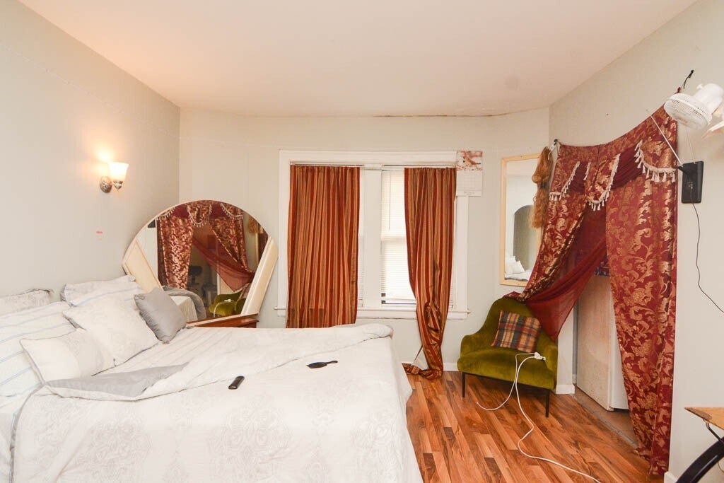 Building Photo - 1712 W Estes Ave