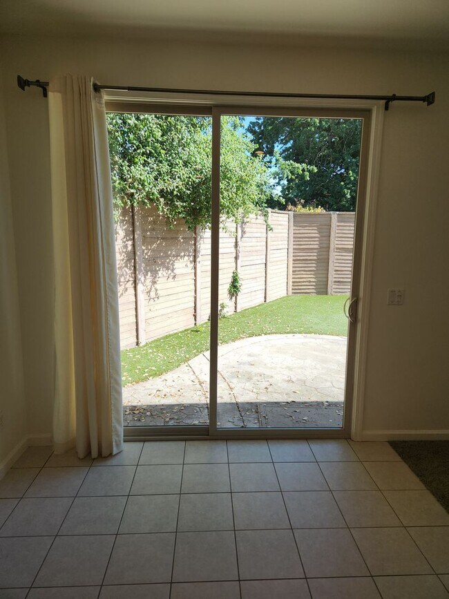 Building Photo - Lovely 3 bedrooms, 2 bathrooms located in ...