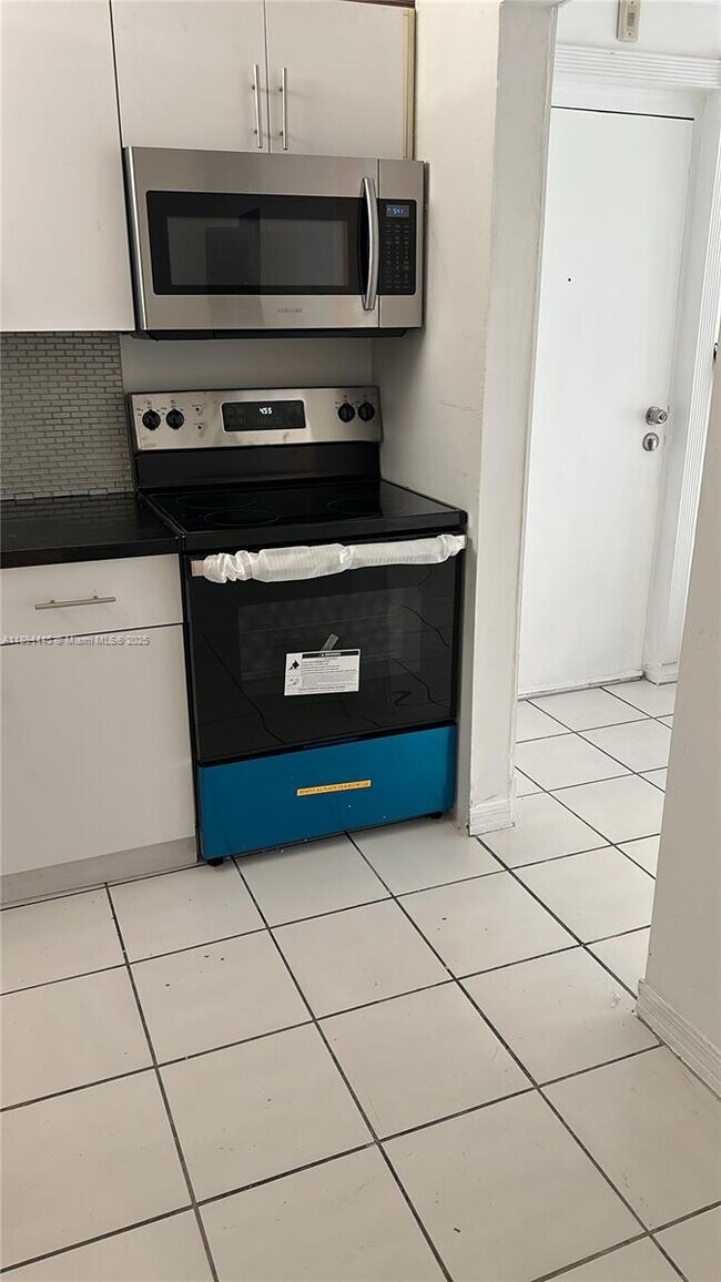 Building Photo - 8301 SW 142nd Ave