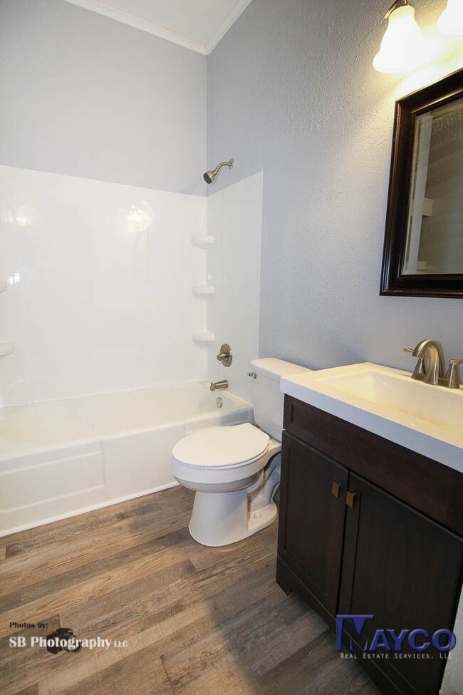 Building Photo - 3 bedroom 2 bath in Highland neighborhood,...
