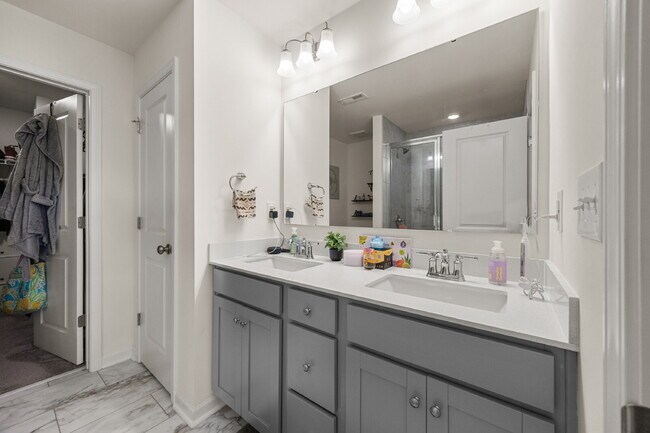 Building Photo - "Charming 3-Bed Townhouse with Granite Touches & Garage in Concord!"