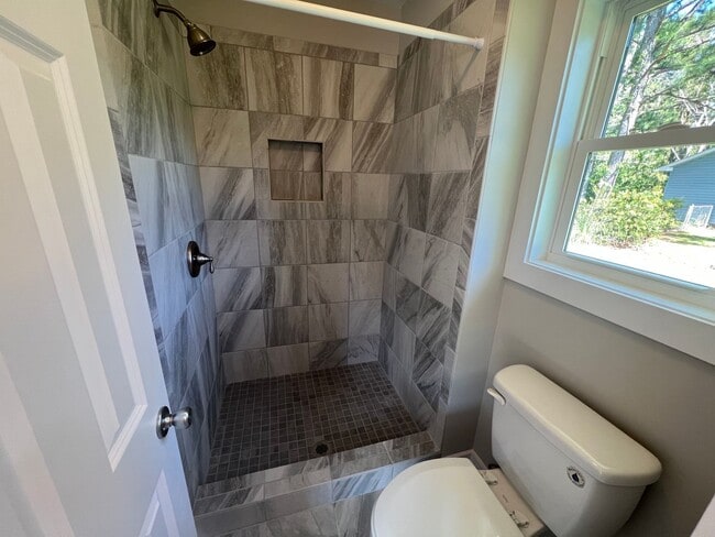 Building Photo - Remodeled 3 bedroom/2 bathroom home with d...