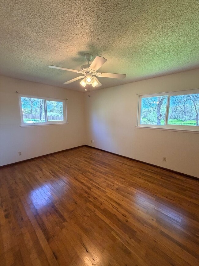 Building Photo - Just listed! Well maintained home in great location!