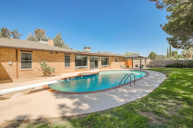 Building Photo - Stunning eastside rental in highly desirable area!