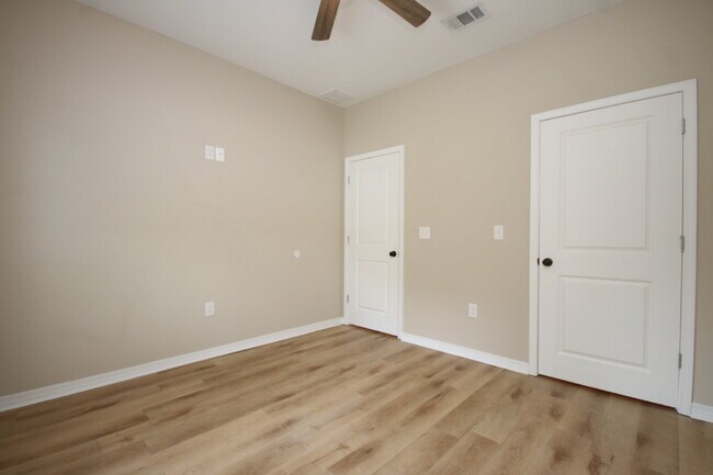 Building Photo - Enjoy Country Living with Modern Comforts!  3BR/2BA Home  with Granite Countertops, Covered Porch...