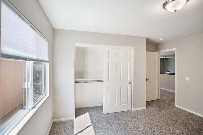 Building Photo - Southwest Pool Home With First Floor Bed And Bath