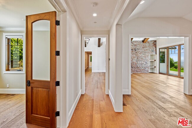Building Photo - 5561 Horizon Dr