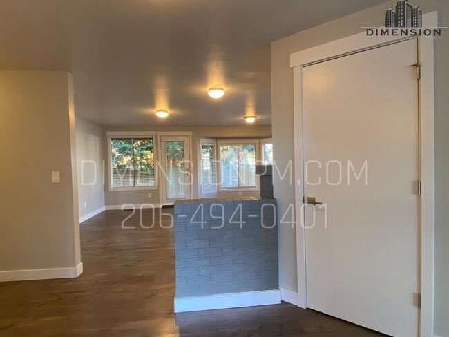 Building Photo - Kent East Hill Rambler