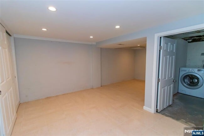 Building Photo - 394 Spring Valley Rd