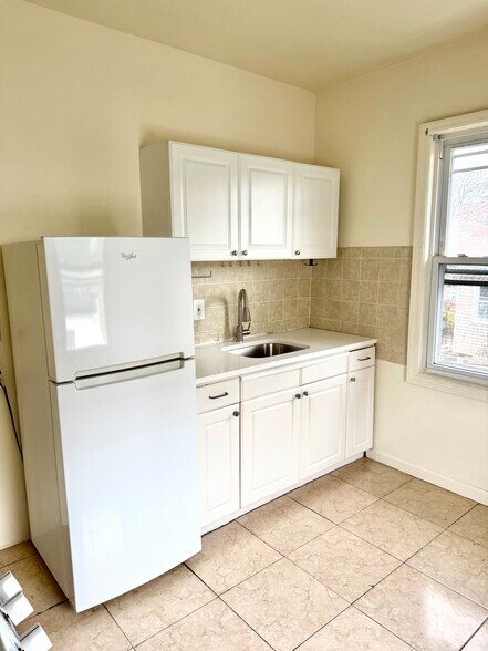 Building Photo - 44 Underhill St