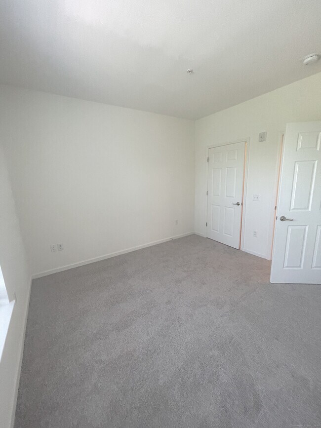Building Photo - 10 Norden Pl