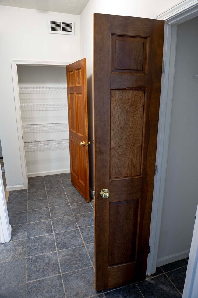 Building Photo - 1223 W 11th St