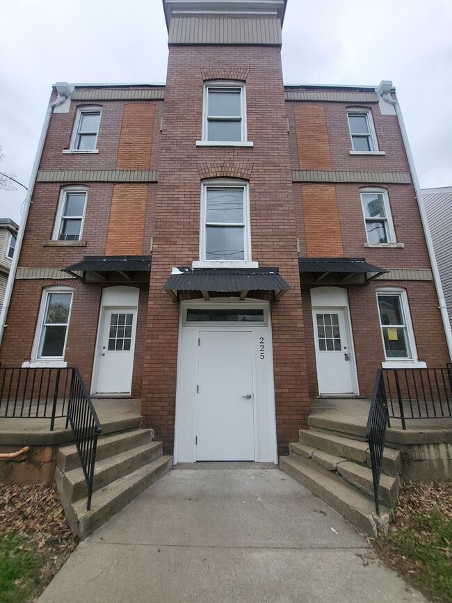 Building Photo - 225 Park Ave