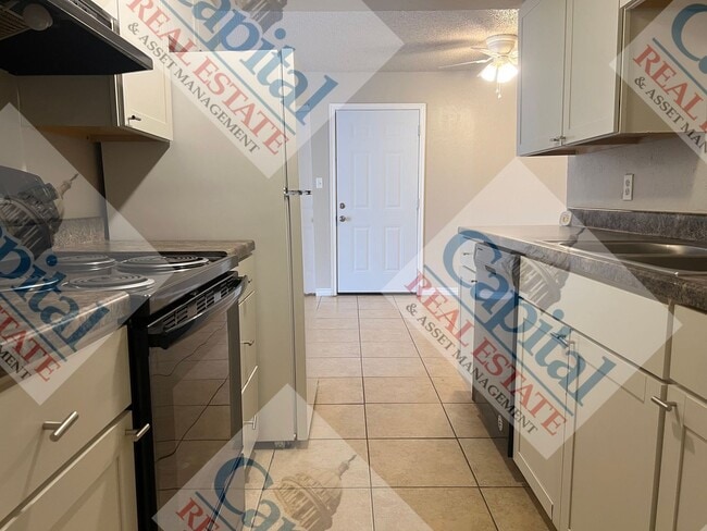 Building Photo - Charming 3 Bedroom