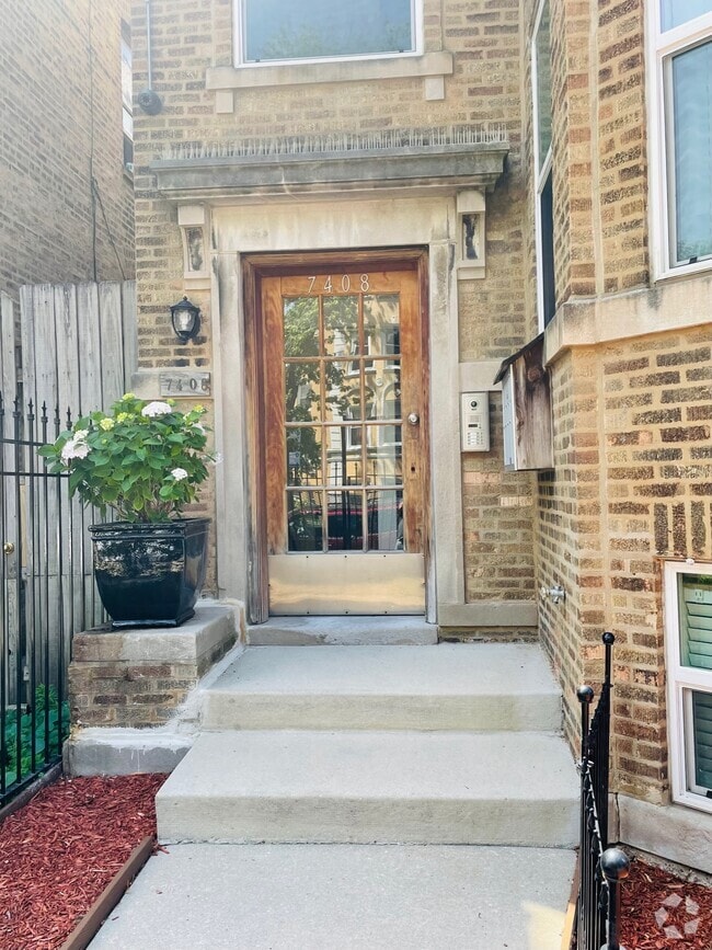 Building Photo - 7408 N Hoyne Ave