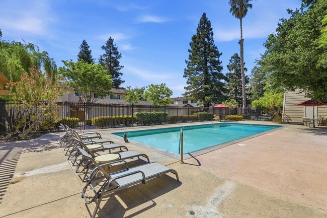 Building Photo - 2 Bedroom Townhome with Private Yard and 2 Car Garage in Santa Clara