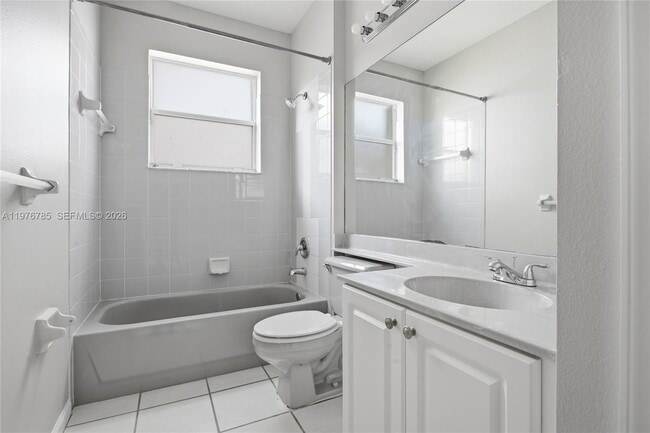 Building Photo - 575 SE 29th Dr