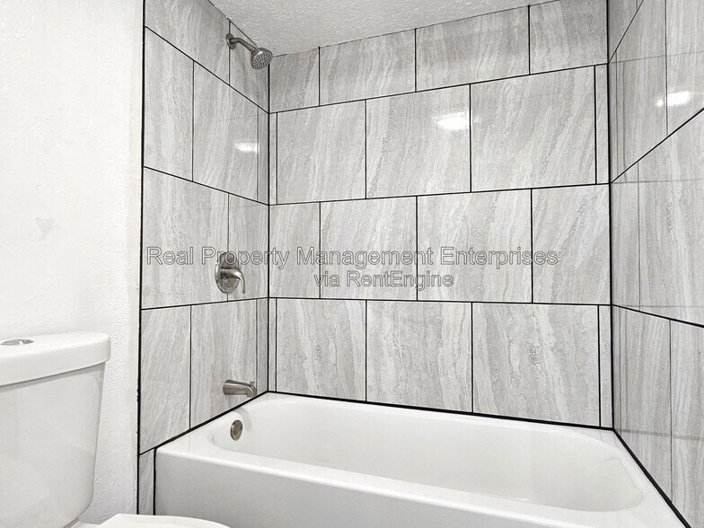 Building Photo - 1707 Beaumont Dr