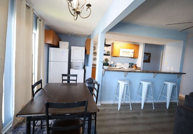 Building Photo - "Coastal Comfort Awaits: Furnished 2-Bed Condo with Pool in Destin!"